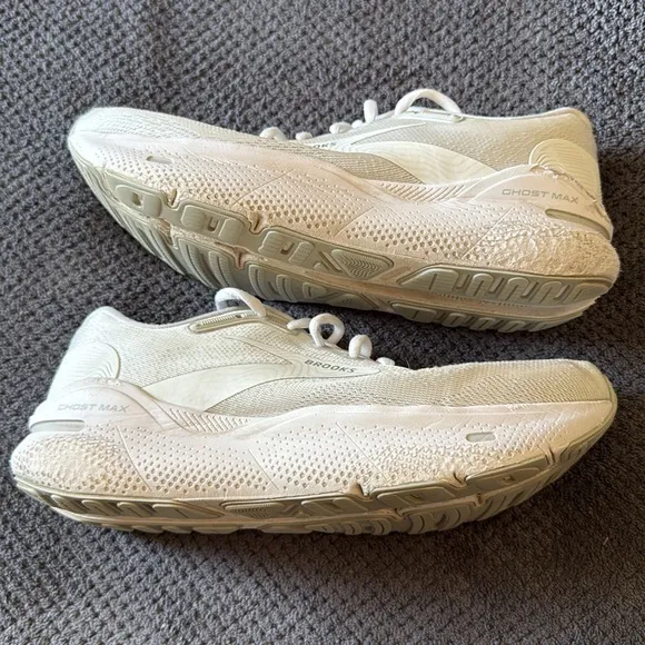 Brooks Ghost Max White Oyster Silver Running Shoes Size 8.5 Wide Road Race