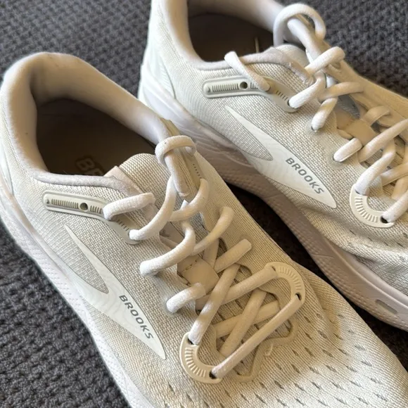 Brooks Ghost Max White Oyster Silver Running Shoes Size 8.5 Wide Road Race