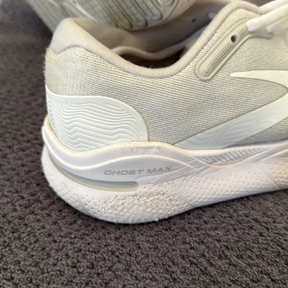 Brooks Ghost Max White Oyster Silver Running Shoes Size 8.5 Wide Road Race