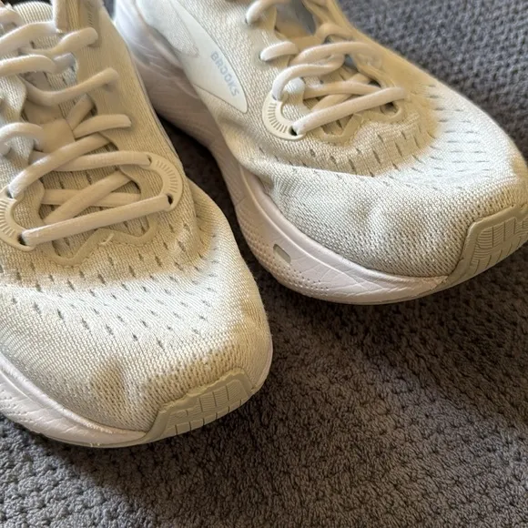 Brooks Ghost Max White Oyster Silver Running Shoes Size 8.5 Wide Road Race