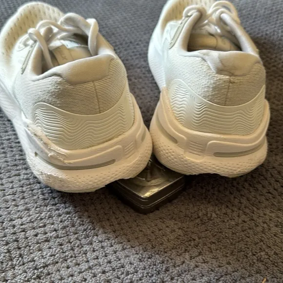 Brooks Ghost Max White Oyster Silver Running Shoes Size 8.5 Wide Road Race