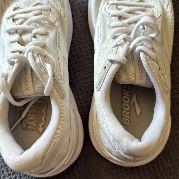 Brooks Ghost Max White Oyster Silver Running Shoes Size 8.5 Wide Road Race