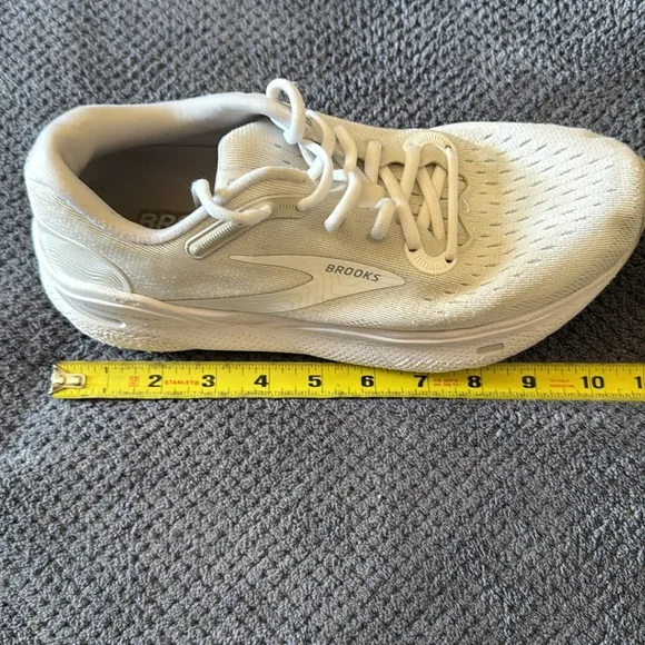 Brooks Ghost Max White Oyster Silver Running Shoes Size 8.5 Wide Road Race