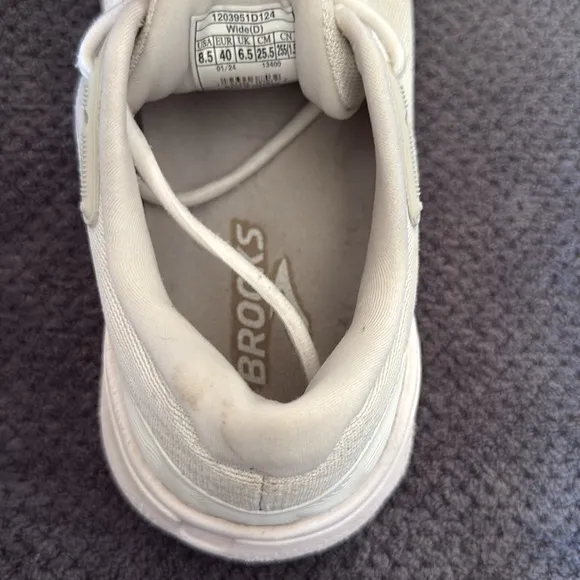 Brooks Ghost Max White Oyster Silver Running Shoes Size 8.5 Wide Road Race