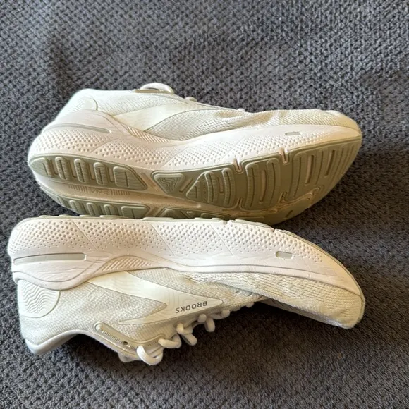 Brooks Ghost Max White Oyster Silver Running Shoes Size 8.5 Wide Road Race