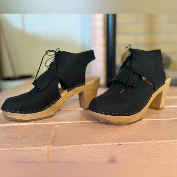 Bryr Black and Tan Mules Stylish Clogs