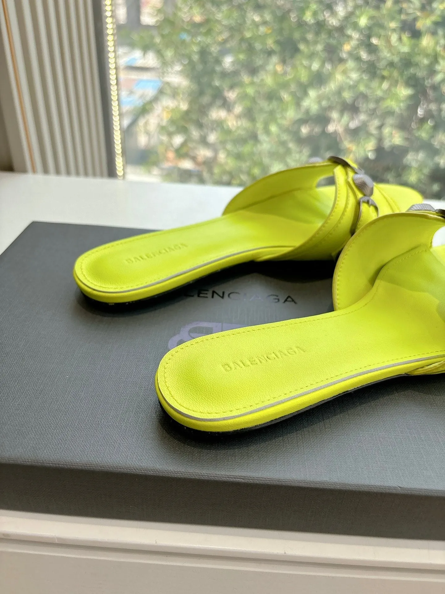 CAGOLE FLAT MULES IN LIME YELLOW CALFSKIN