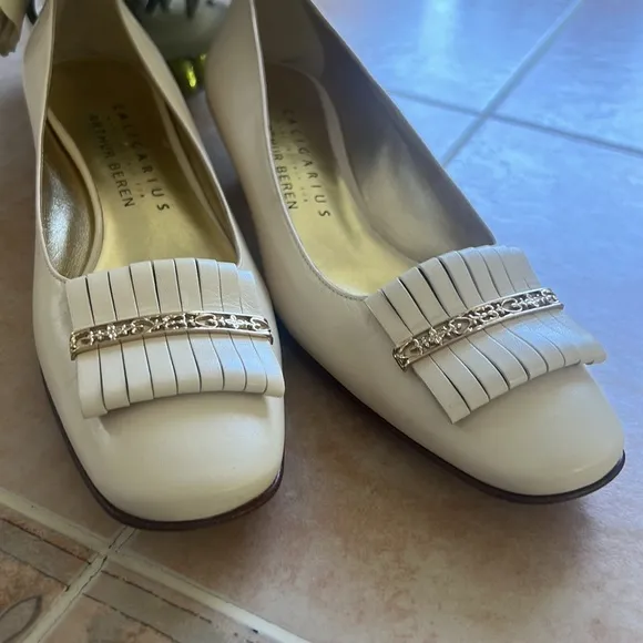 Caligarius for Arthur Beren Anita Beige &amp; Gold Kitten Heels Size 7 1/2 B new