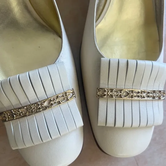Caligarius for Arthur Beren Anita Beige &amp; Gold Kitten Heels Size 7 1/2 B new