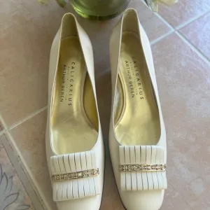 Caligarius for Arthur Beren Anita Beige &amp; Gold Kitten Heels Size 7 1/2 B new