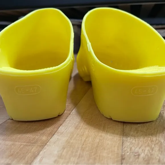 Calzuro BiHos Classic Rubber Autoclavable Clogs Without Holes Yellow