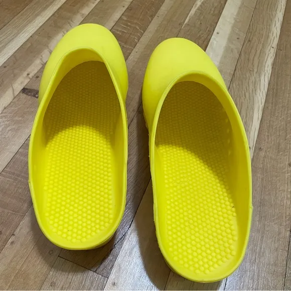 Calzuro BiHos Classic Rubber Autoclavable Clogs Without Holes Yellow