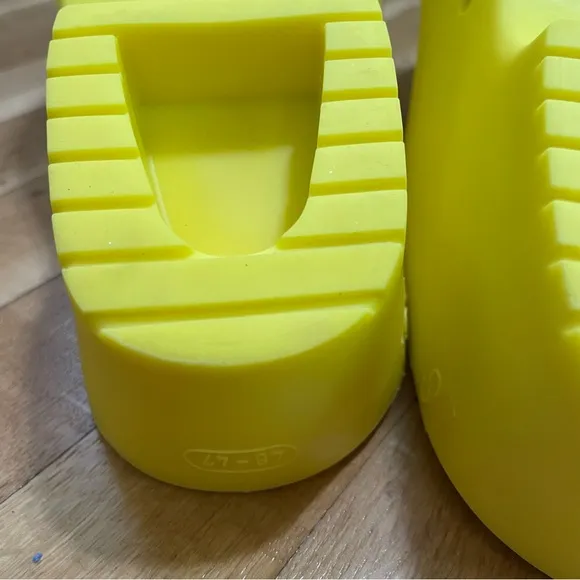 Calzuro BiHos Classic Rubber Autoclavable Clogs Without Holes Yellow