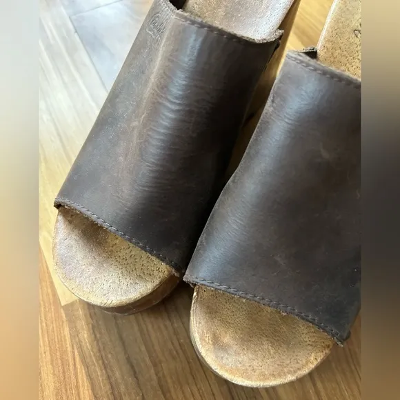 Candie’s | Women’s brown leather bridge strap wooden clog, black rubber sole 5.5