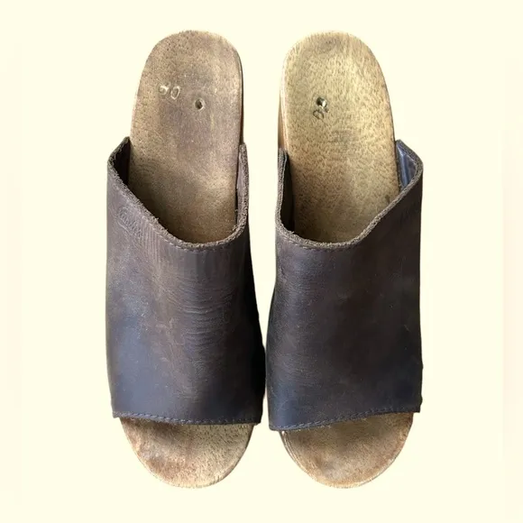 Candie’s | Women’s brown leather bridge strap wooden clog, black rubber sole 5.5
