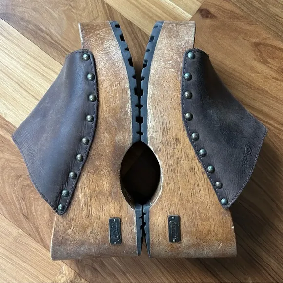 Candie’s | Women’s brown leather bridge strap wooden clog, black rubber sole 5.5