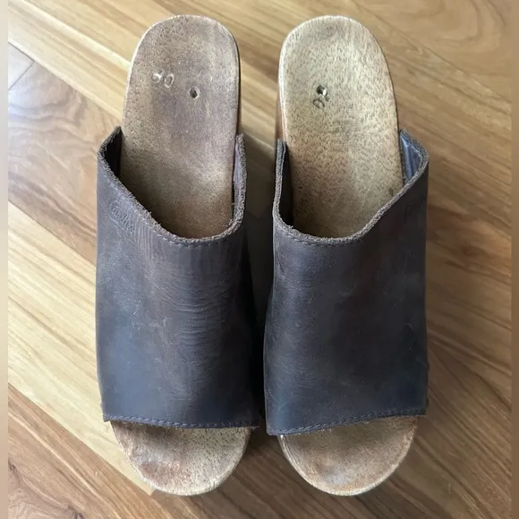 Candie’s | Women’s brown leather bridge strap wooden clog, black rubber sole 5.5