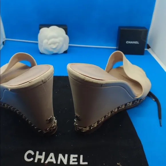CHANEL PINK BEIGE CHAIN WEDGE MULES/SLIDES W/CHAIN SZ 36