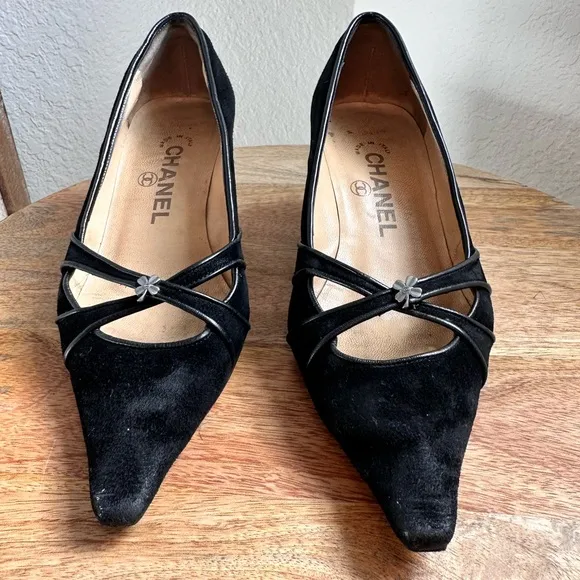 CHANEL Vintage Black Suede Leather 4 Leaf Clover CC Logo Appliqué Kitten Heels