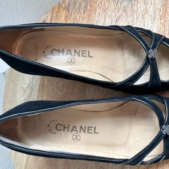 CHANEL Vintage Black Suede Leather 4 Leaf Clover CC Logo Appliqué Kitten Heels