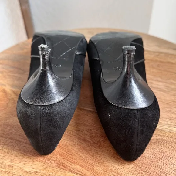 CHANEL Vintage Black Suede Leather 4 Leaf Clover CC Logo Appliqué Kitten Heels