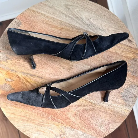 CHANEL Vintage Black Suede Leather 4 Leaf Clover CC Logo Appliqué Kitten Heels