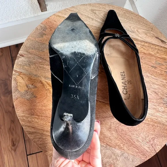 CHANEL Vintage Black Suede Leather 4 Leaf Clover CC Logo Appliqué Kitten Heels