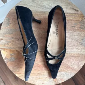 CHANEL Vintage Black Suede Leather 4 Leaf Clover CC Logo Appliqué Kitten Heels