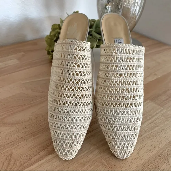 Charles David's Mid heel Open Heel Cream BaigeCream Mules Size 6.5
