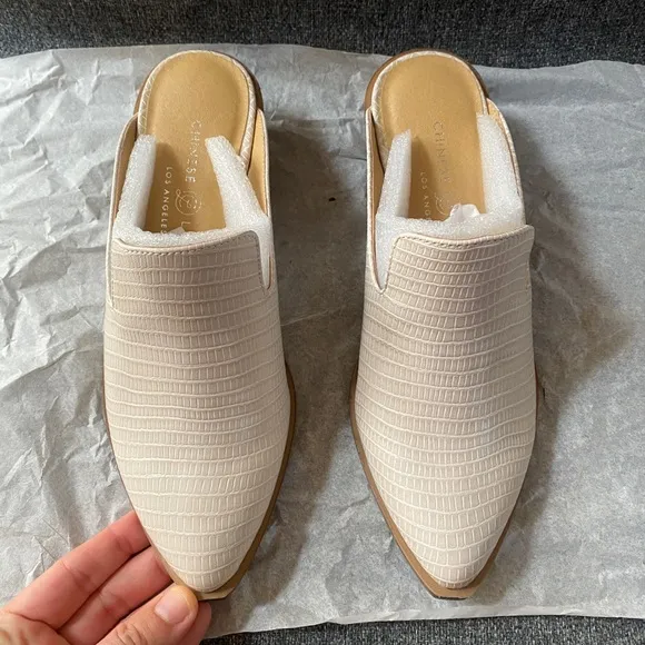 CHINESE LAUNDRY Cream Leather Pointed Heeled Mules