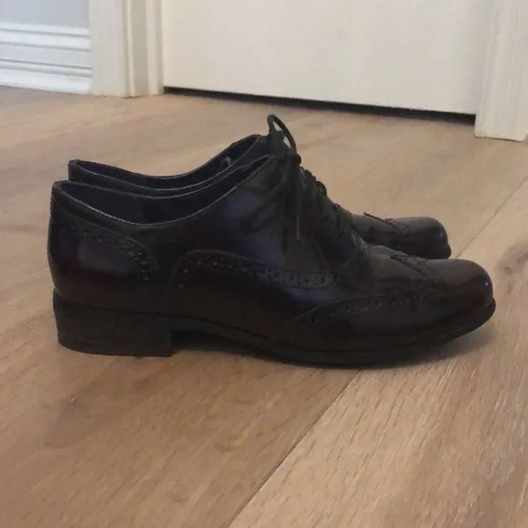 Clarks Brown Patent Leather Wingtip Oxfords Women Size 5.5