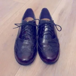 Clarks Brown Patent Leather Wingtip Oxfords Women Size 5.5