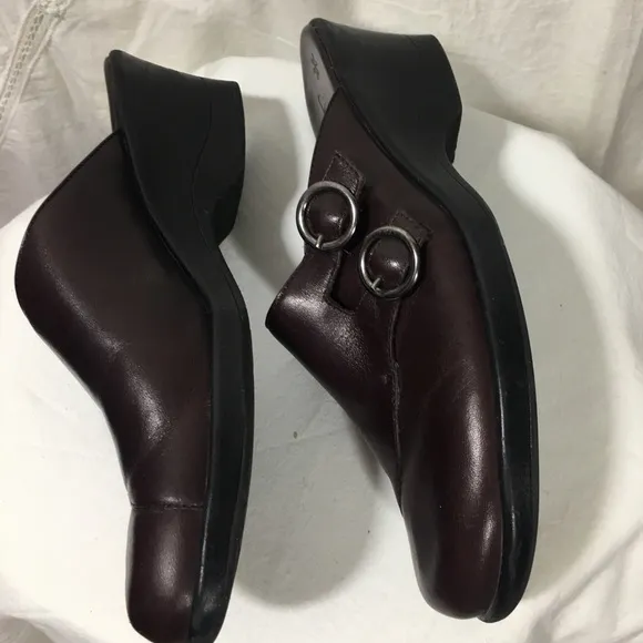 𝅺CLARKS Clogs Brown Side Buckle 7.5 M