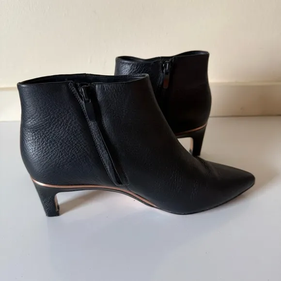 Clarks Ellis Eden Black Leather Kitten Heel  Booties Size 7.5