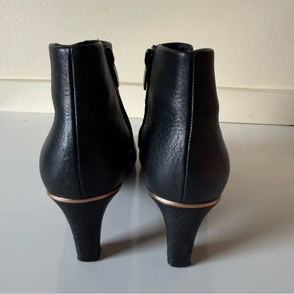 Clarks Ellis Eden Black Leather Kitten Heel  Booties Size 7.5