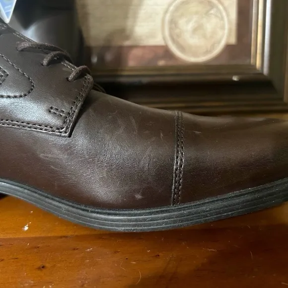 Clarks • Whiddon Cap Mens Oxfords in Dark Brown Leather