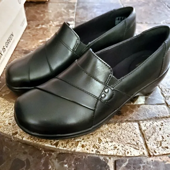 Clarks Women's Black Leather May Marigold Slip-On Loafer Sz 6 Wide NWT