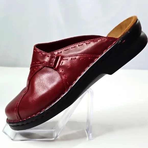 Clarks Womens Red Mules with Smooth Leather Finish Sz 9