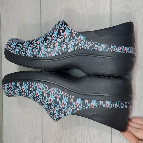 Croc Womens Neria Pro Triple Comfort Floral Rubber Clogs shoes sz 11