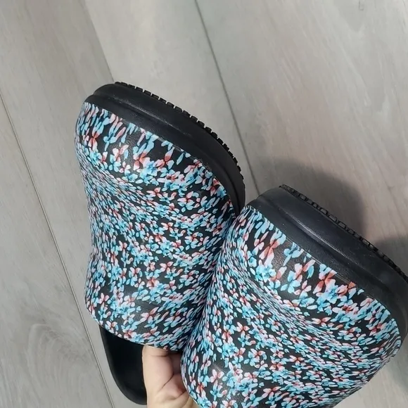 Croc Womens Neria Pro Triple Comfort Floral Rubber Clogs shoes sz 11