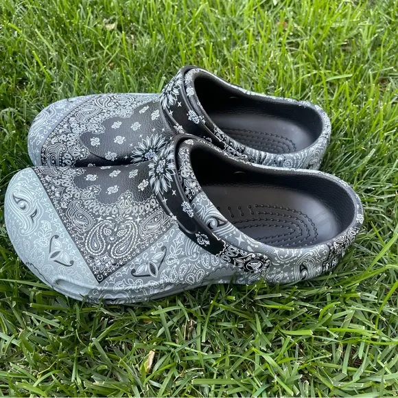 Crocs / At Work Bistro Clogs / GrayBandana Print / Mens 11 / SlipResist New