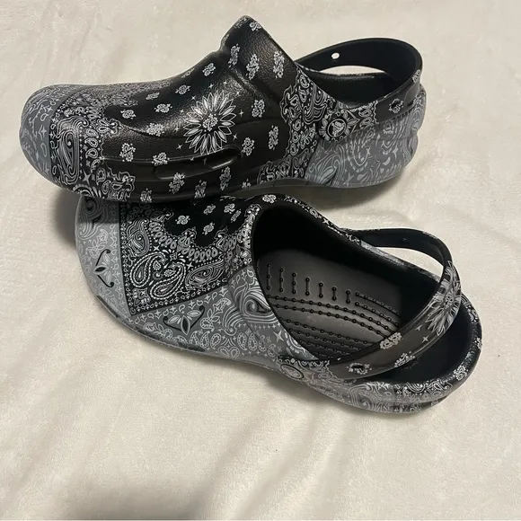 Crocs / At Work Bistro Clogs / GrayBandana Print / Mens 11 / SlipResist New