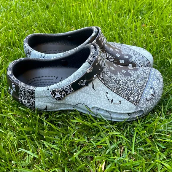Crocs / At Work Bistro Clogs / GrayBandana Print / Mens 11 / SlipResist New