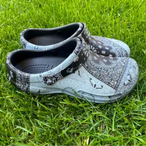 Crocs / At Work Bistro Clogs / GrayBandana Print / Mens 11 / SlipResist New