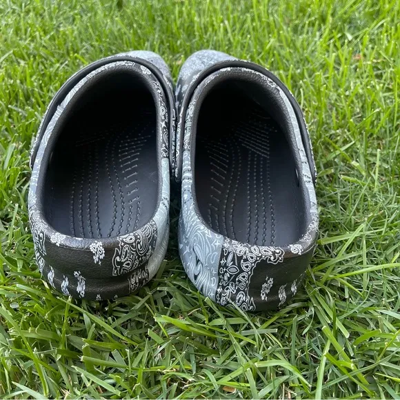 Crocs / At Work Bistro Clogs / GrayBandana Print / Mens 11 / SlipResist New