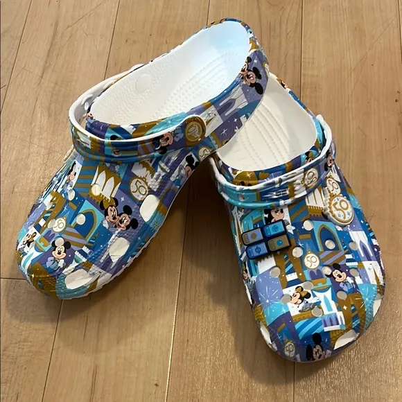 CROCS Blue and White Geometric Clogs