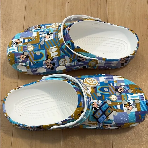 CROCS Blue and White Geometric Clogs