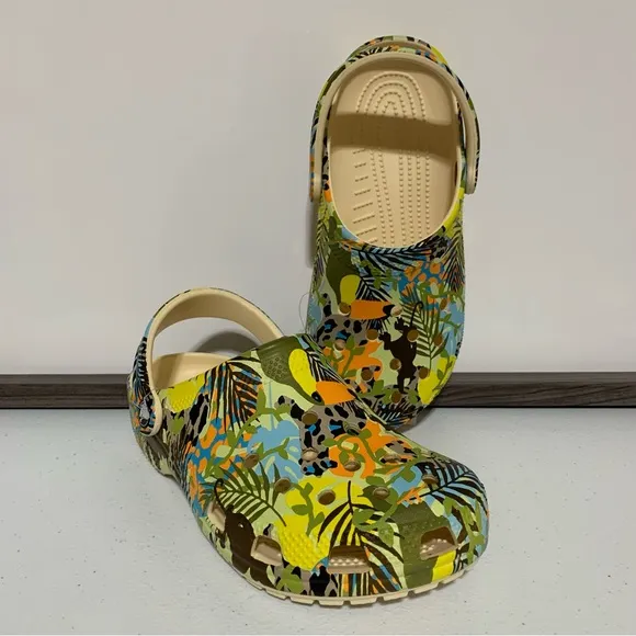 CROCS Classic Far Out Clogs-Size J6 NWT