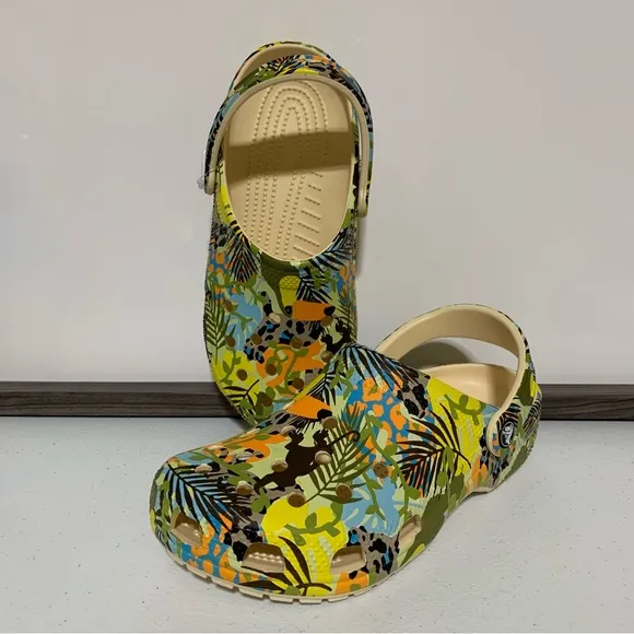 CROCS Classic Far Out Clogs-Size J6 NWT