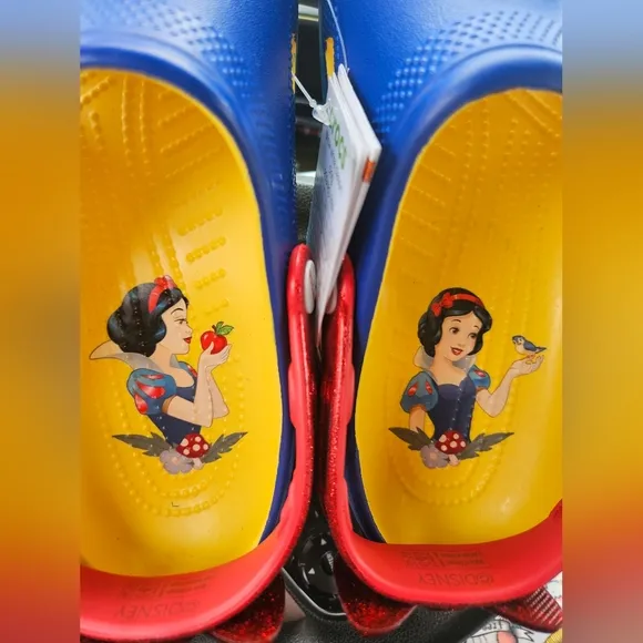 CROCS DISNEY Snow White Classic Clog NWT Size 12W (10M)
